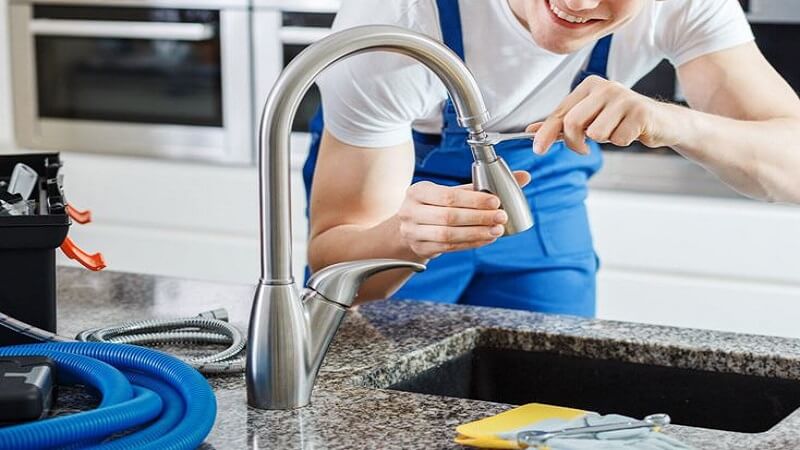 Emergency Plumbing Tips: What to Do Before Help Arrives